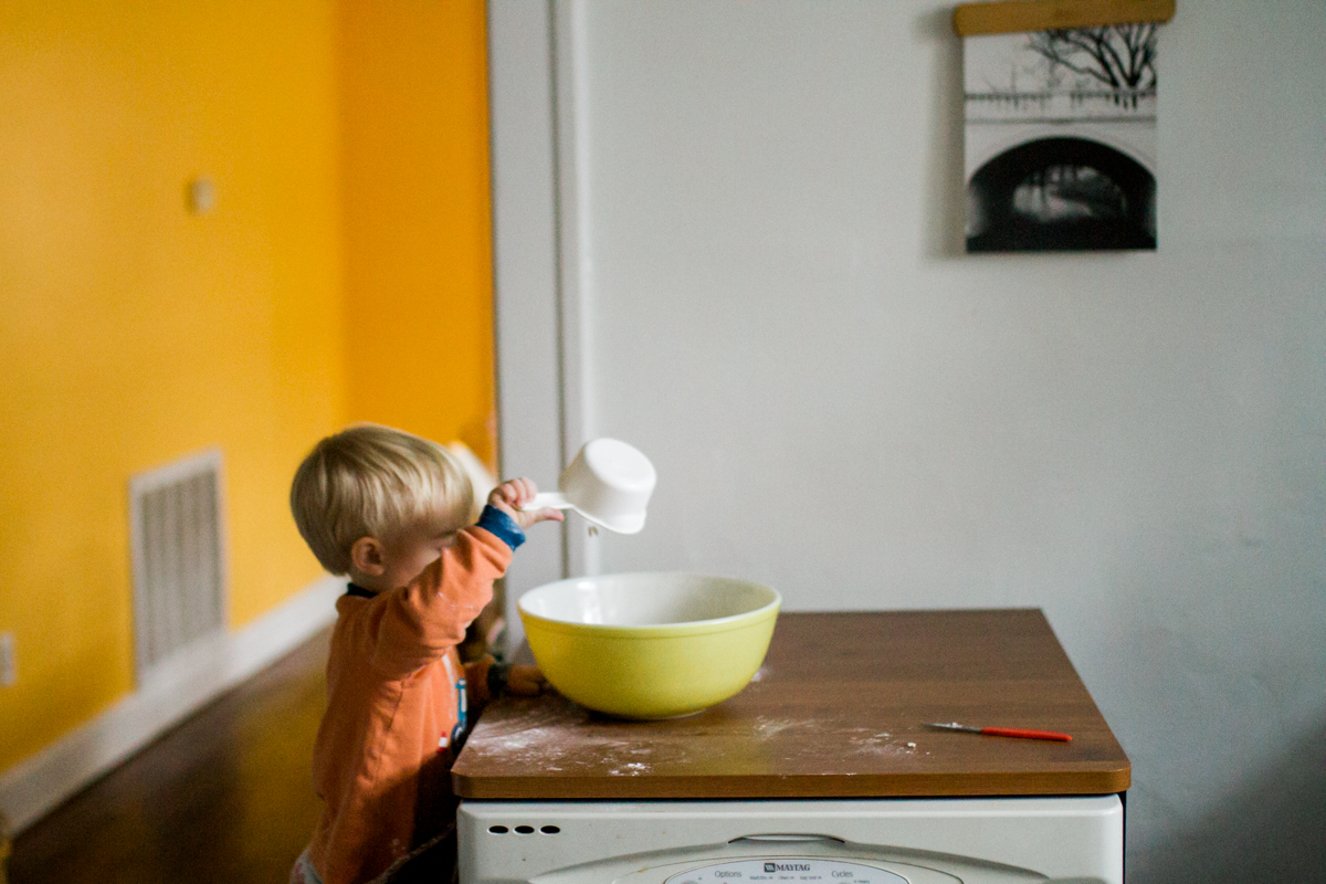  Kansas City, MO lifestyle family photographer boy cooking with mom family photography 