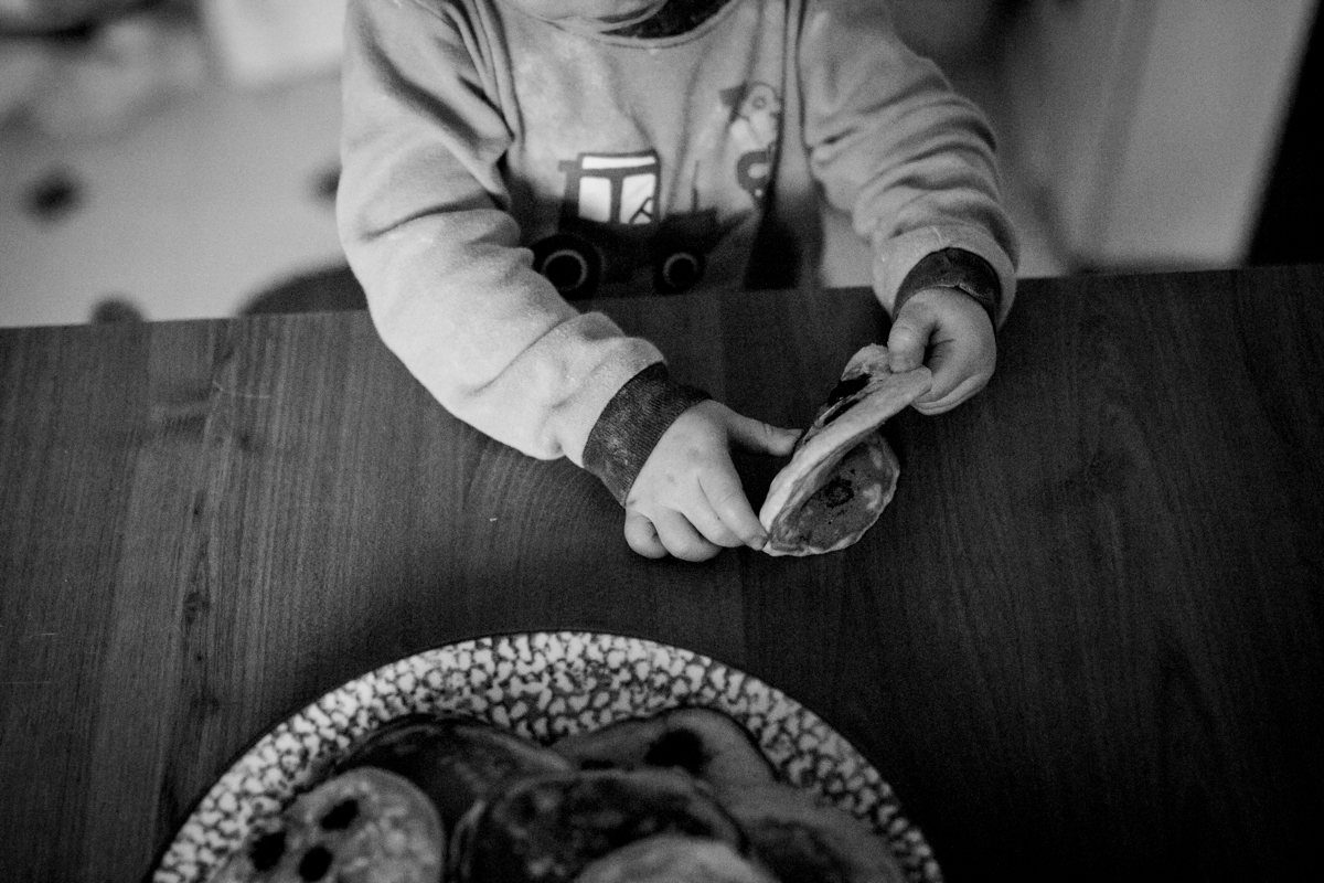  Kansas City, MO lifestyle family photographer boy with pancakes family photography black and white photography 