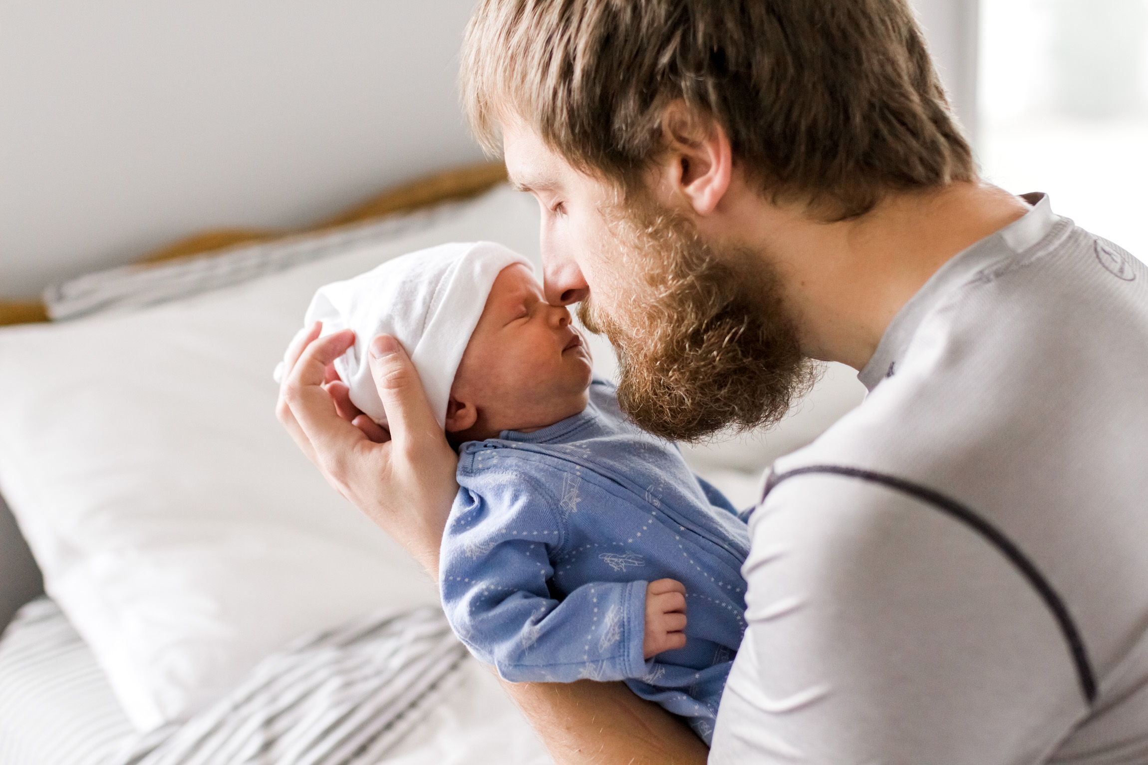  Kansas City lifestyle newborn photographer, Kansas City newborn photographer, Kansas City newborn photos, Kansas City in-hom newborn session, father cuddling baby on bed 