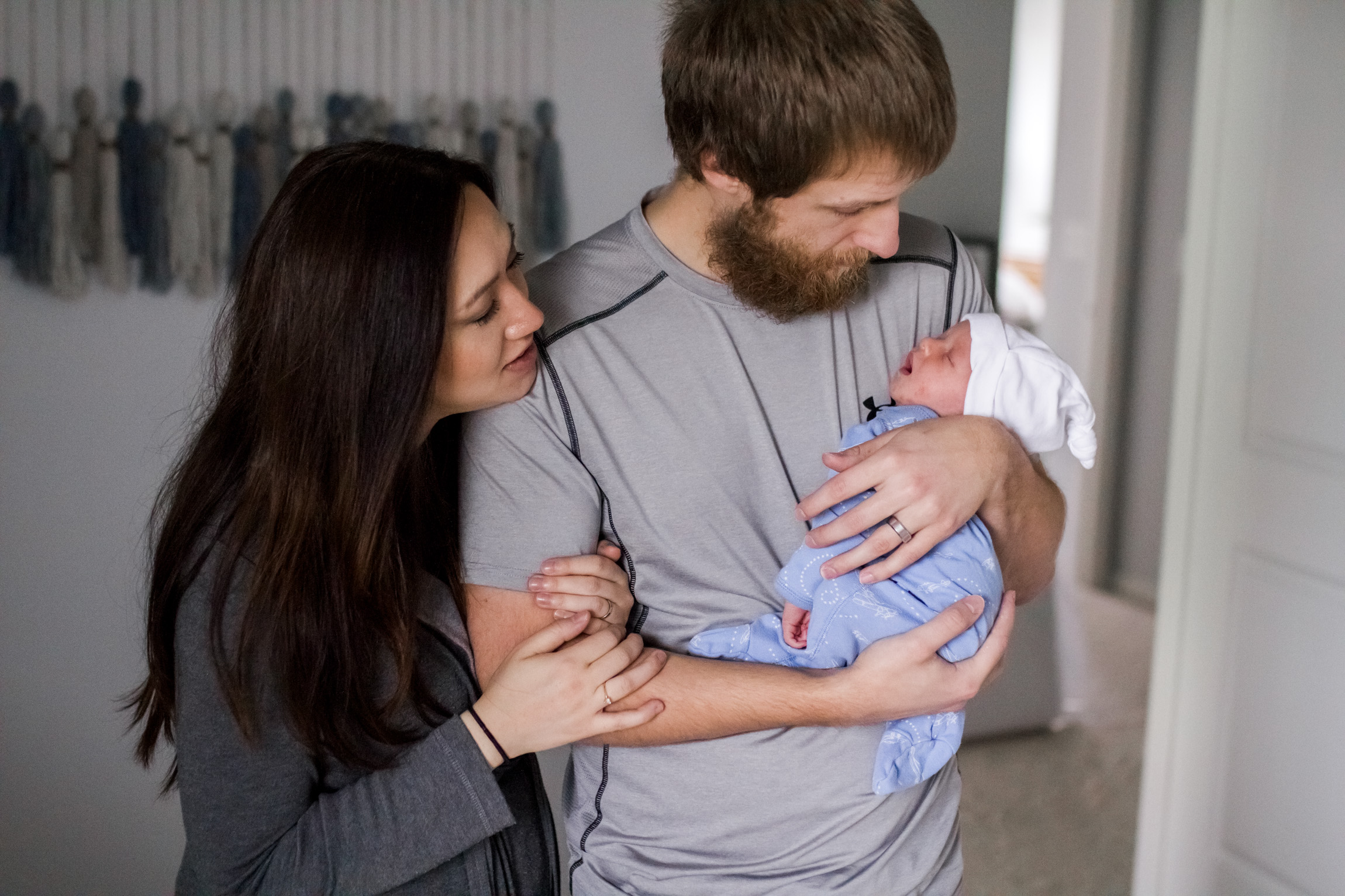  Kansas City lifestyle newborn photographer, Kansas City newborn photographer, Kansas City newborn photos, Kansas City in-hom newborn session, parents cuddling baby 