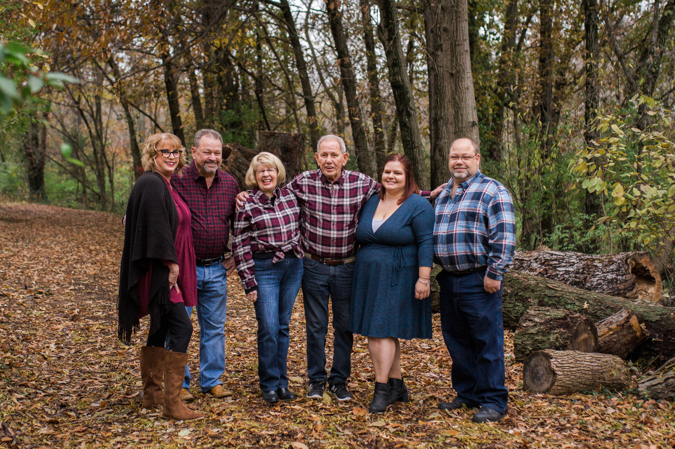  Kansas City lifestyle photographer, Kansas City family photographer, extended family session, fall family photos in the woods 