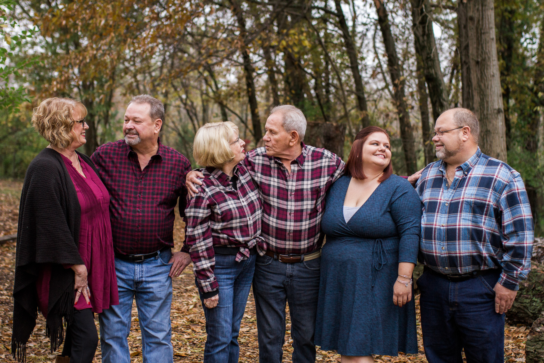  Kansas City lifestyle photographer, Kansas City family photographer, extended family session, fall family photos in the woods 