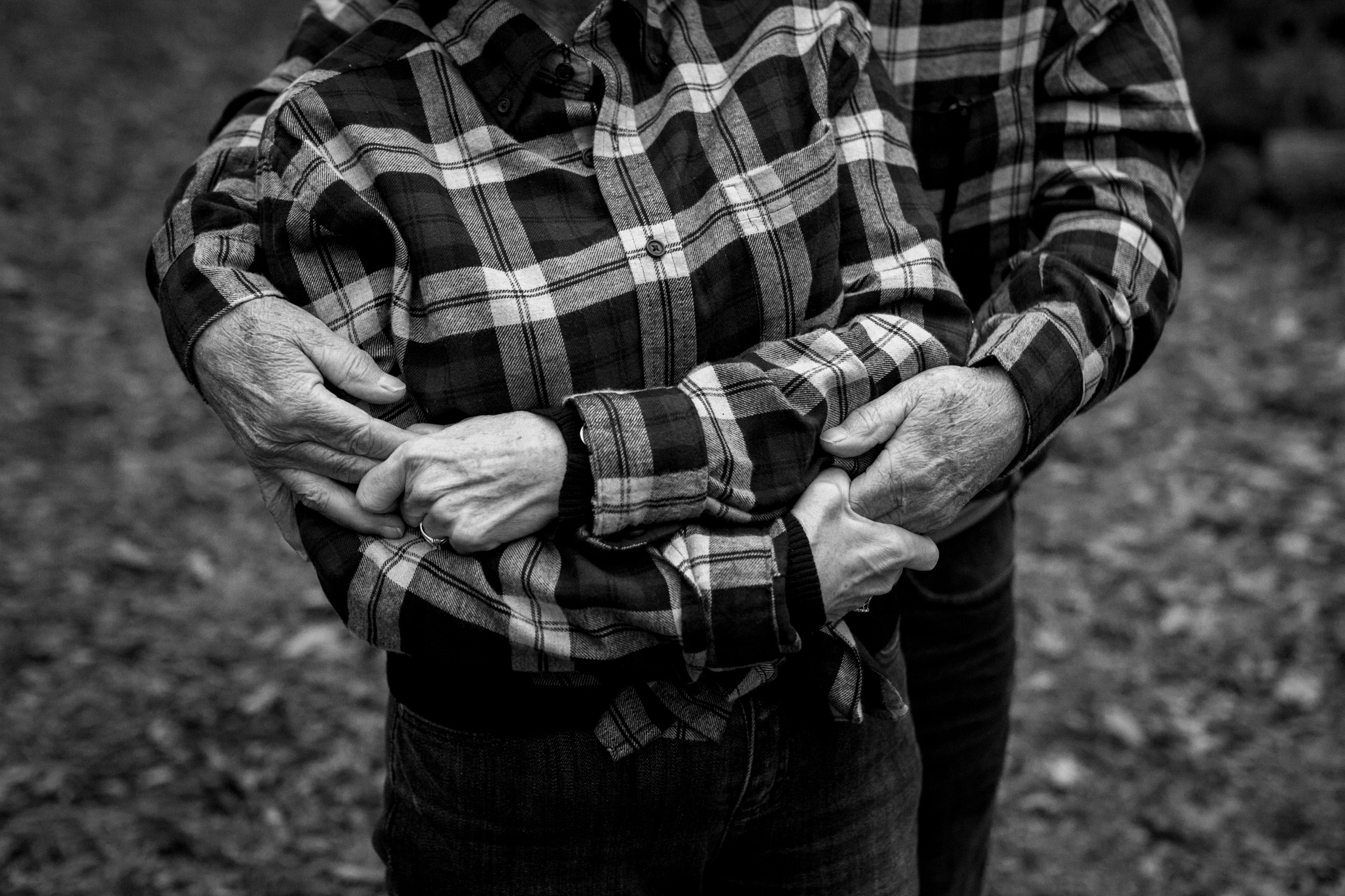  Kansas City lifestyle photographer, Kansas City family photographer, extended family session, fall family photos in the woods, older couple embrace, grandparents portrait, black and white portrait 