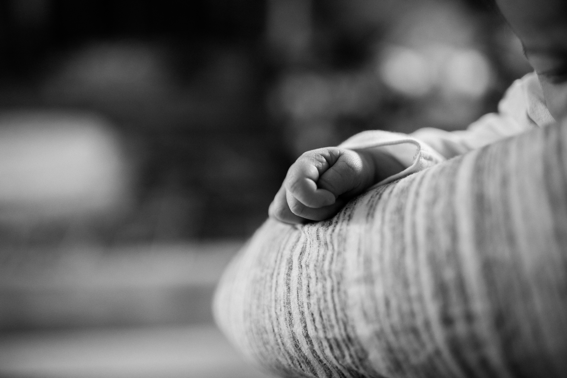  black and white close up of newborn hand, Kansas City lifestyle newborn photographer, in-home newborn session 