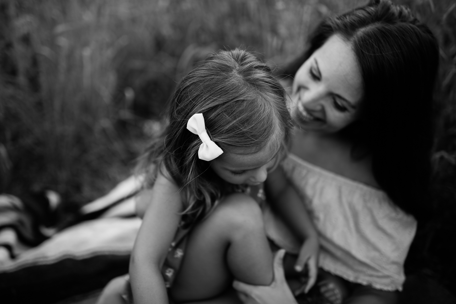 Black and white artisitc photo of mother and daughter, mommy and me session at Shawnee Mission Park, Kansas City candid family photos