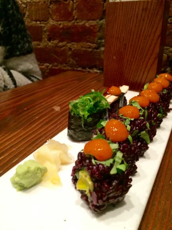  La Fiesta roll with baked tofu and seaweed hand pieces 