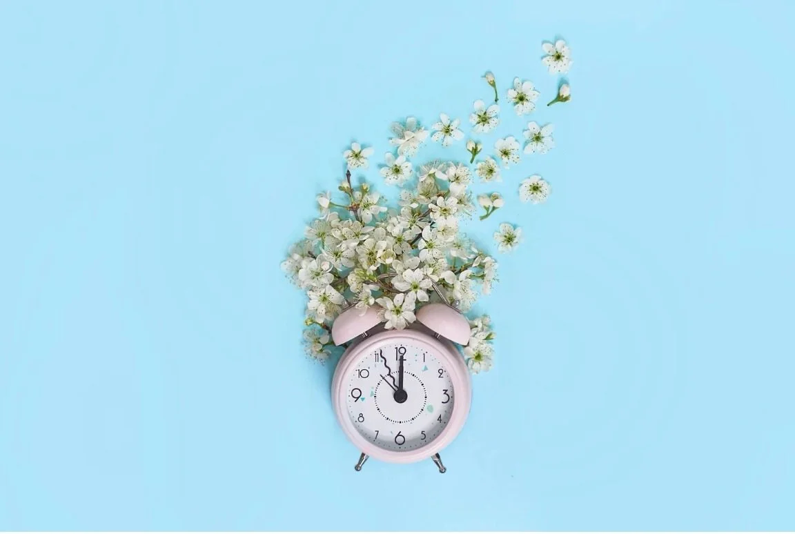 Every spring, the clock moves forward by one hour. It appears minor on paper. Just sixty minutes. And yet, for many people, the shift feels disproportionate to its size. Sleep feels lighter. Mornings feel abrupt. Mood feels slightly unsettled. Concen