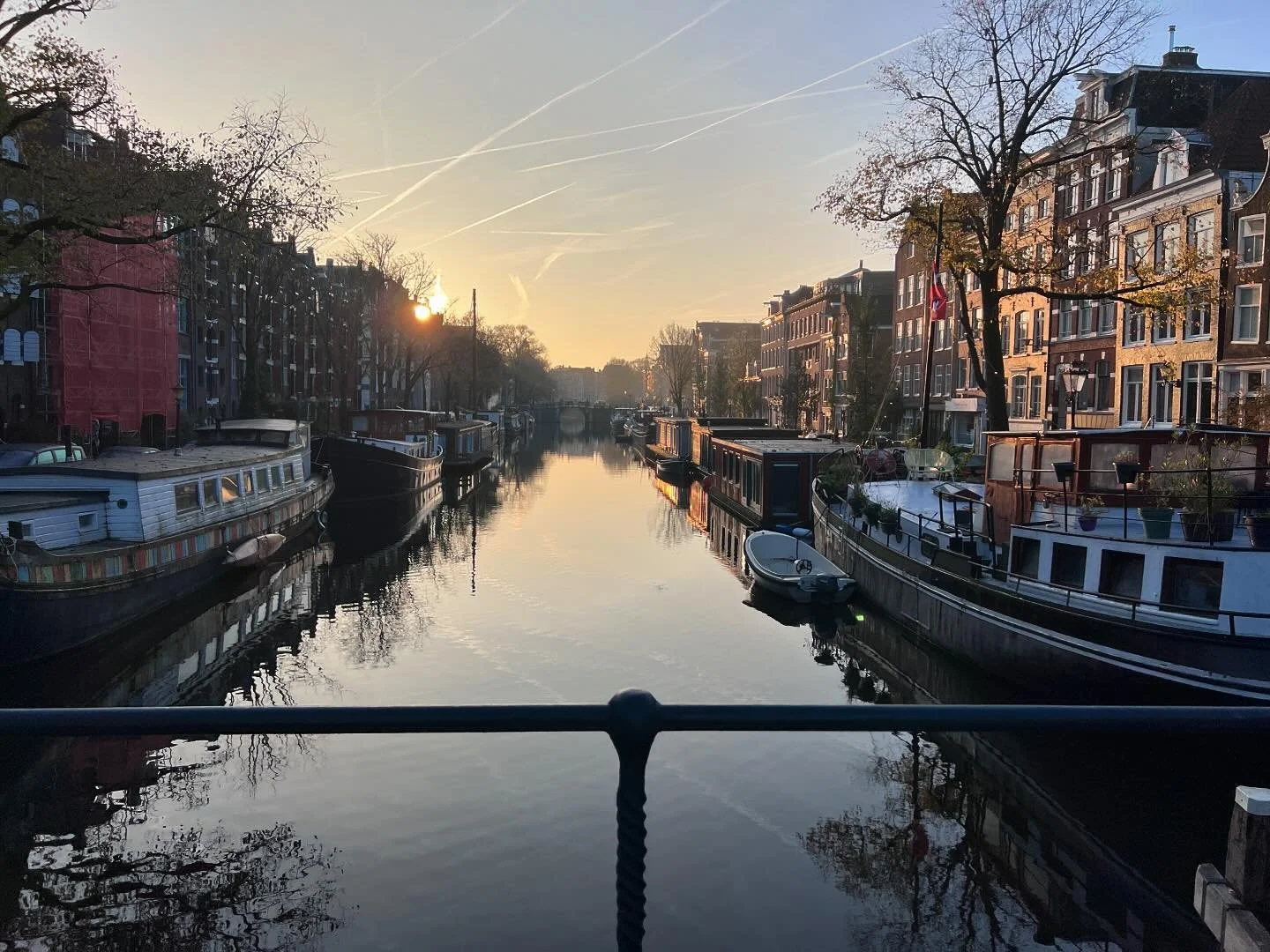 Bij ons in de Jordaan.
.
.
.
.
.
#amsterdam #jordaan #architecture #design #city #houseboats #johnnyjordaan #sunrise #morning