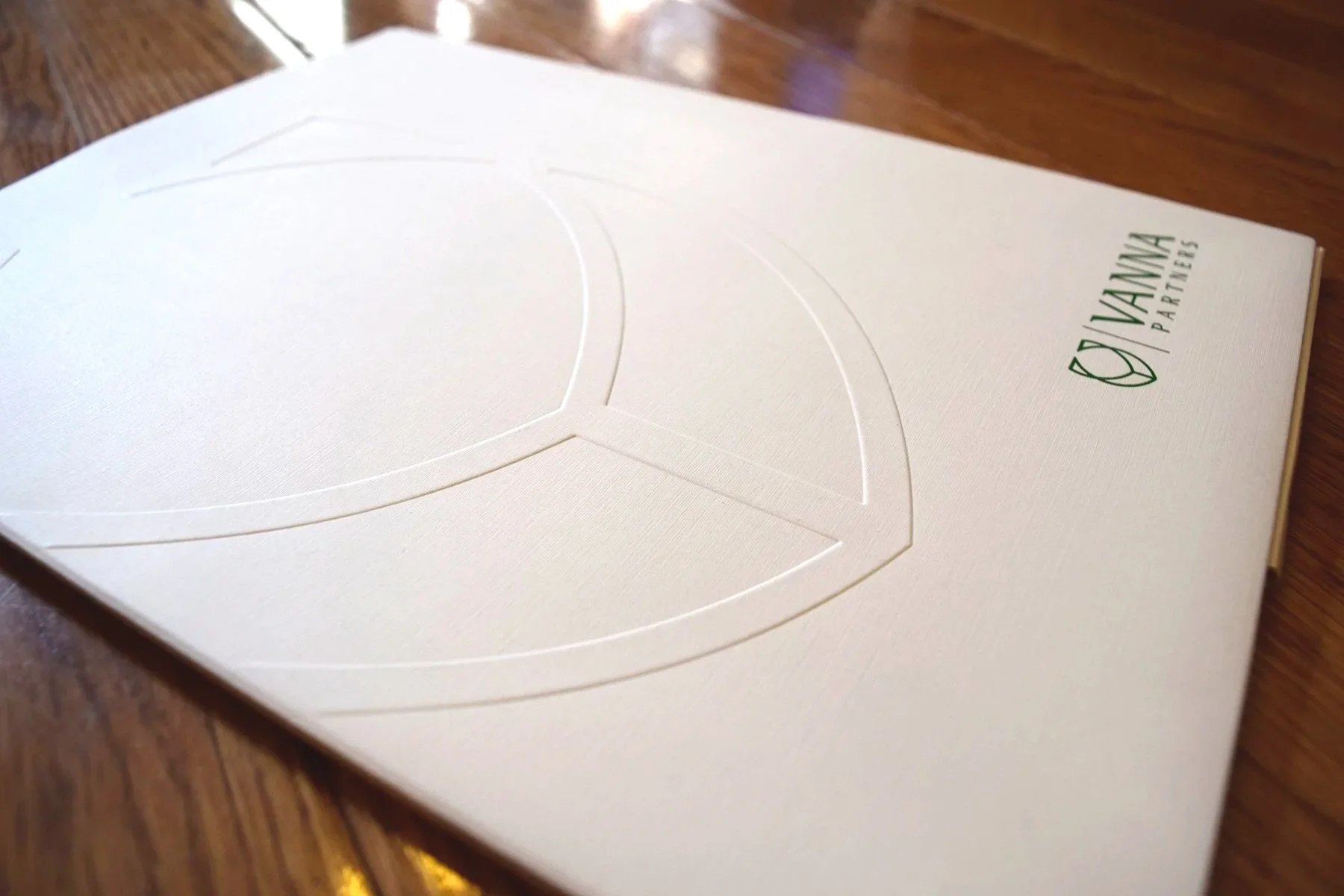 VANNA_FOLDER_CLOSED_6.jpg