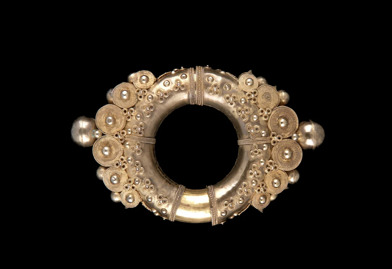 SUMATRA Gelang sarung bracelet worn by men, silver gilt filigree, Karo-Batak. 19th – beginning 20th century 