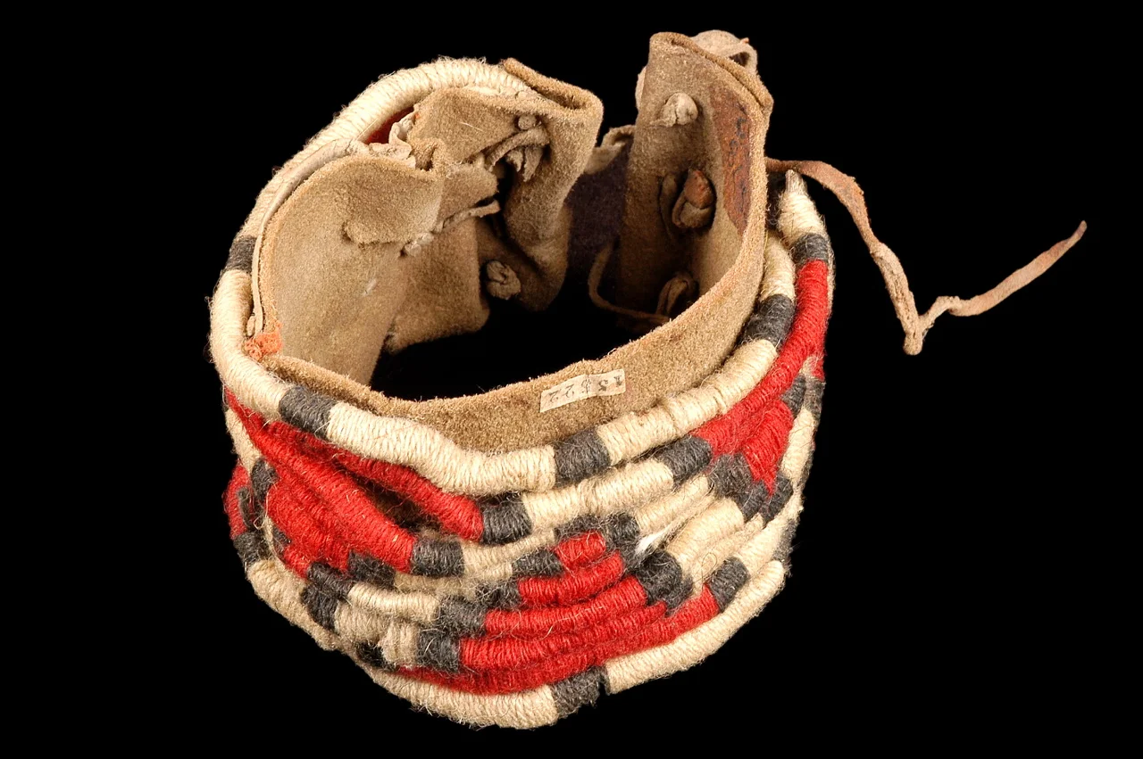  UNITED STATES Wool and leather bracelet. Arizona, Pueblo.&nbsp;19th century 
