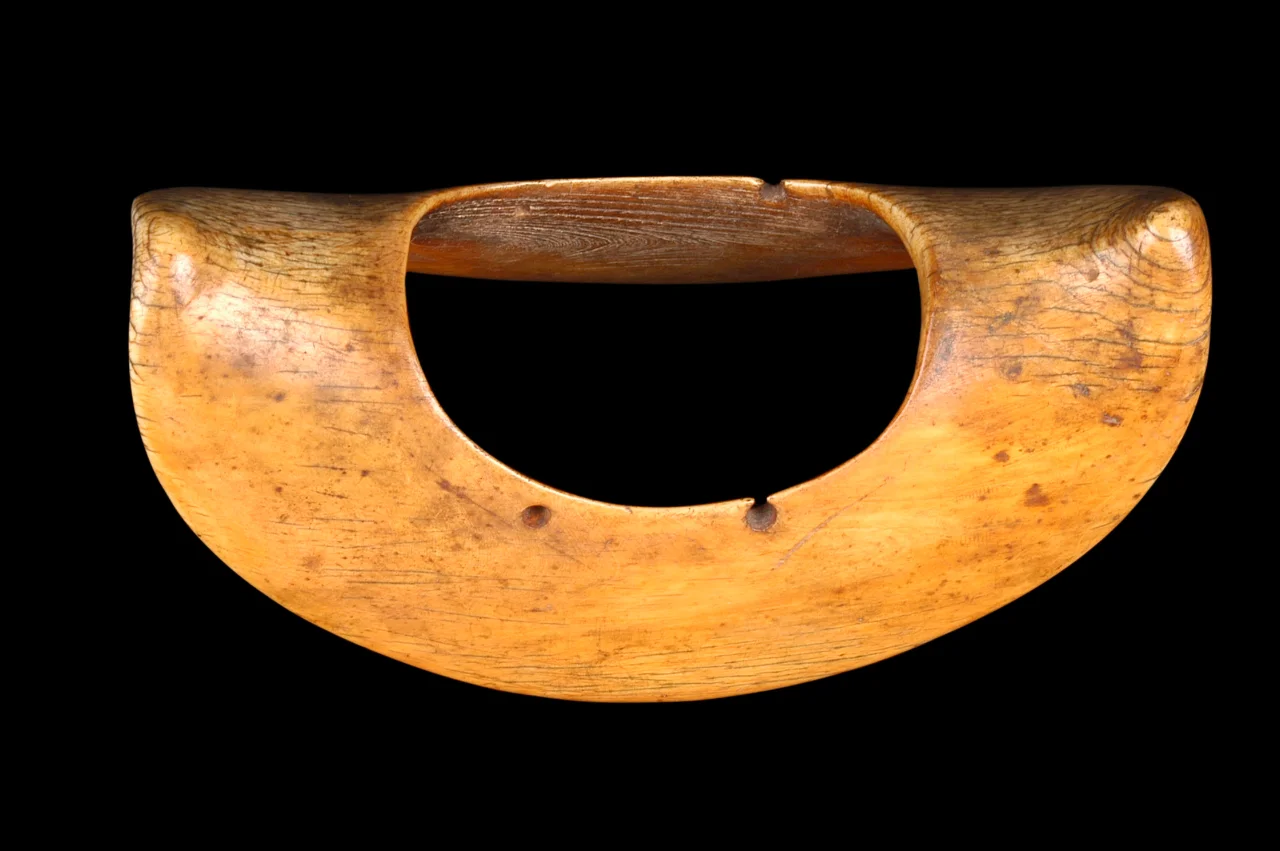  TANZANIA Ivory arm-ring, Masaï. 20th century TANZANIE 