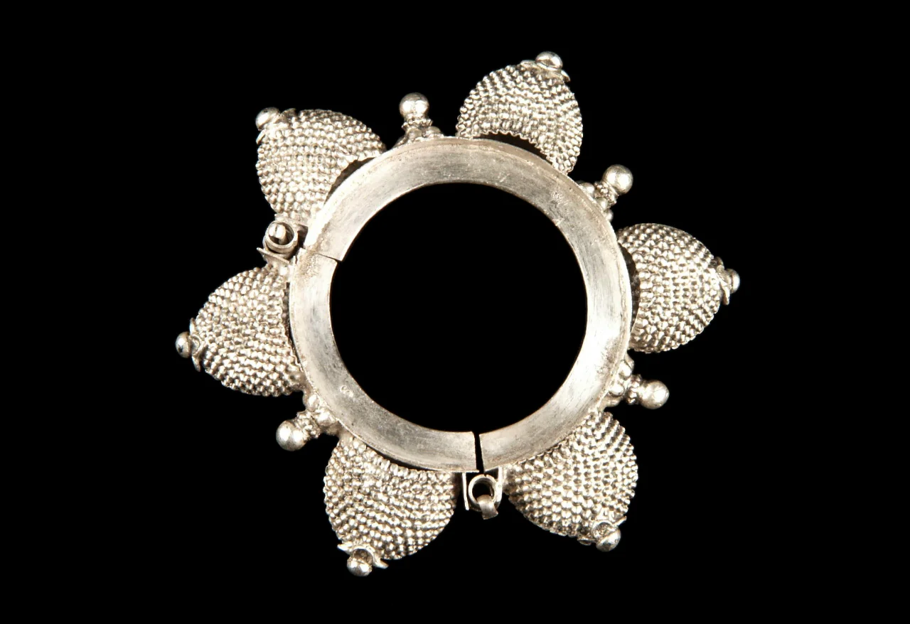  INDIA Silver hinged bracelet, Rajasthan, Udaipur&nbsp; 