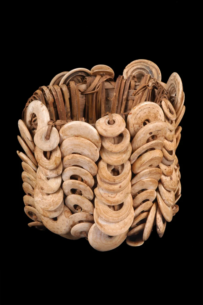  PAPUA NEW GUINEA  Armband. Seashell discs, rattan frame. Latmul.20th century&nbsp; 
