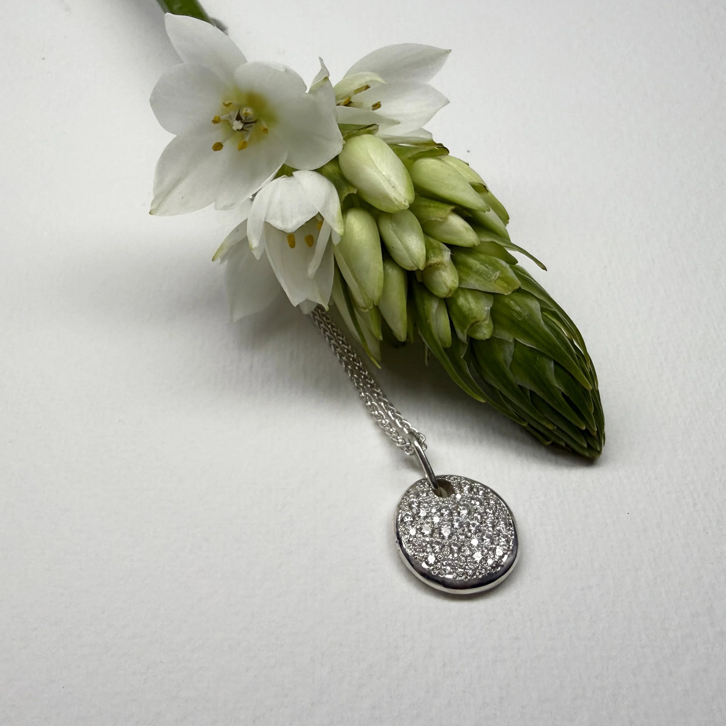 Serti neige pendant with white flower.jpg