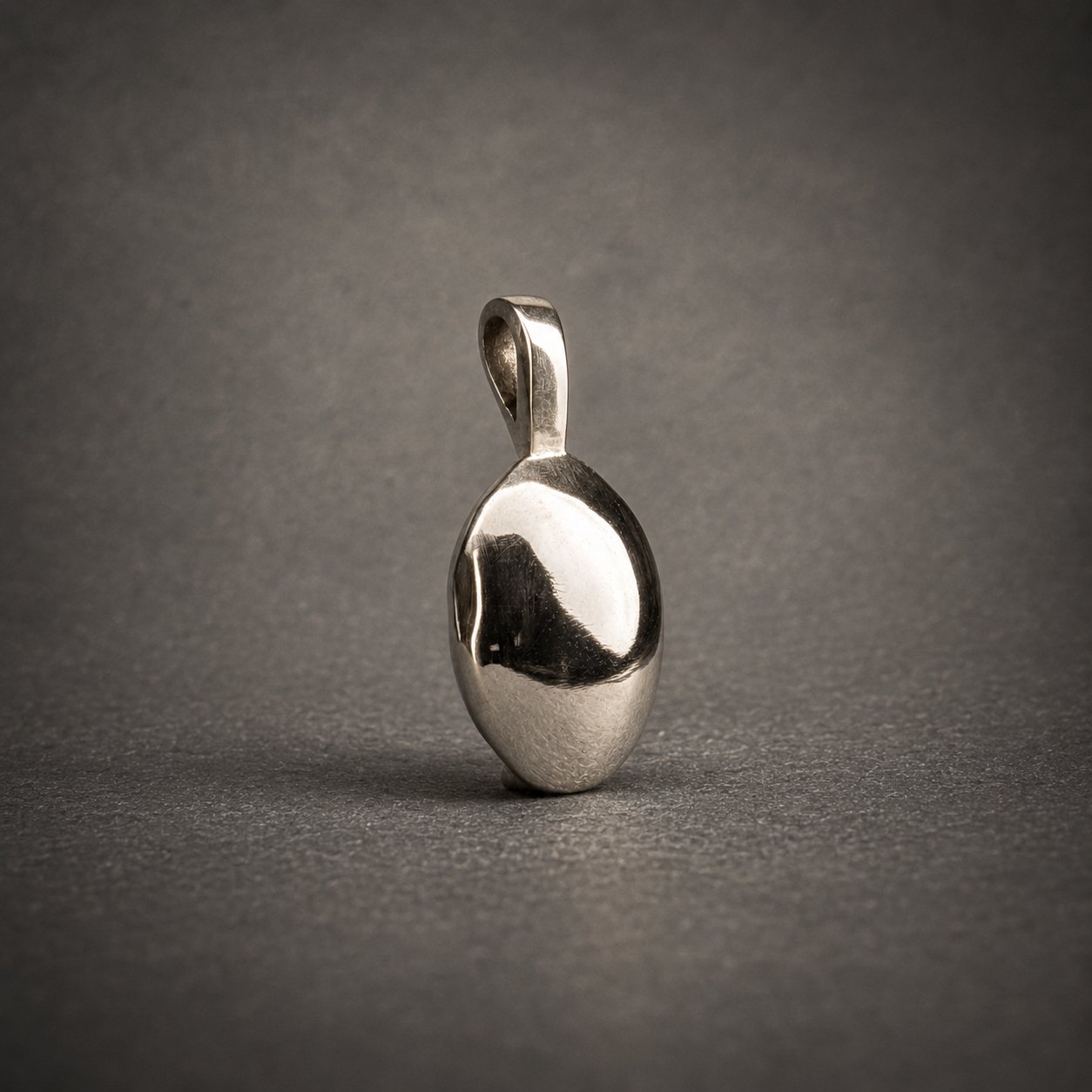 Gills silver pendant, rear view showing mirror finish