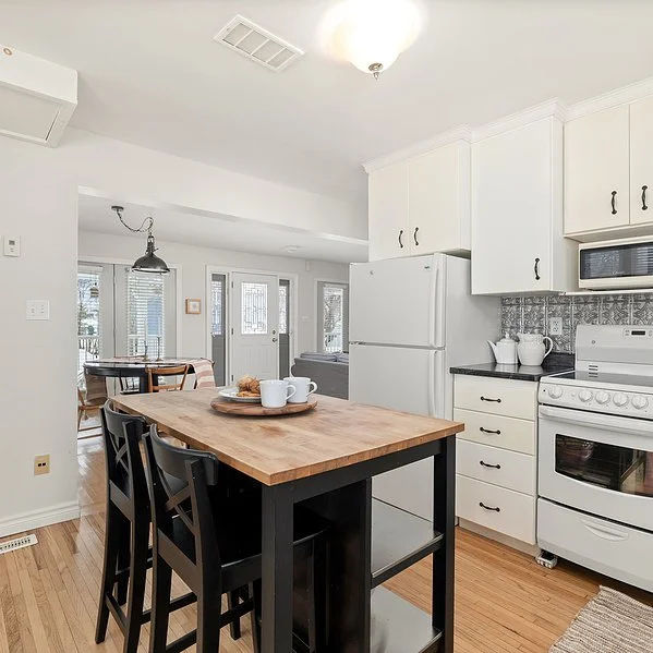 LV 2 breakfast nook.jpg