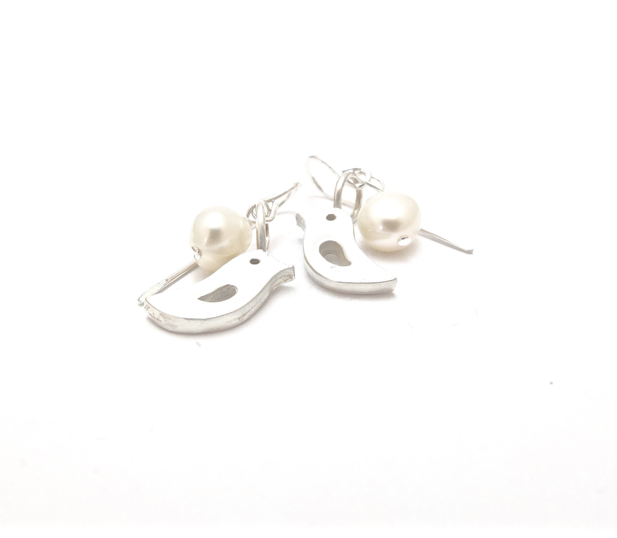 Birdie drop earrings white pearl