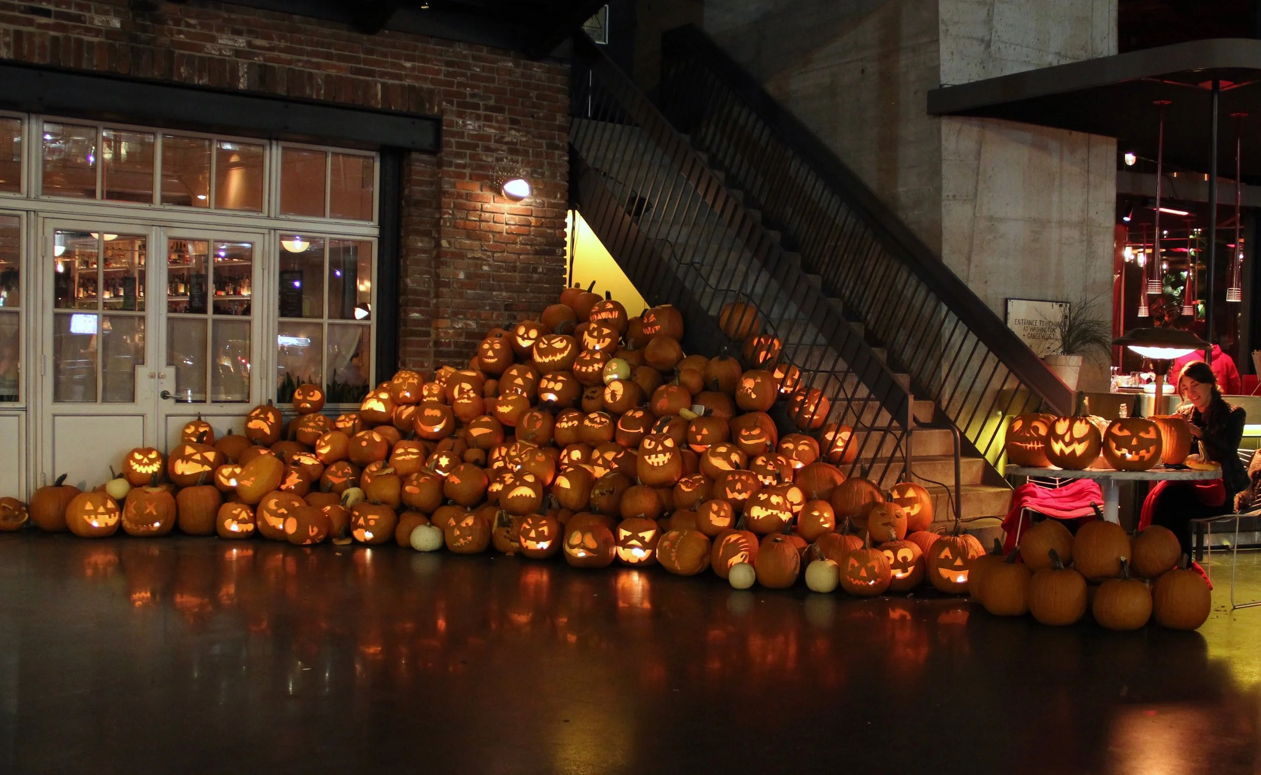 A display featuring over 100 Jack O Lanterns, carved for the Standard Hotel, NYC. CLASSES, WORKSHOPS, & LIVE EVENTS Our carvers can work on site (or in our workshop) to create an incredible display of classic Jack O' Lanterns for your event. We also offer Jack O' Lantern classes, workshops, and carving parties, so you and your group can get hands on pumpkin carving tips from a pro. Contact us for info!