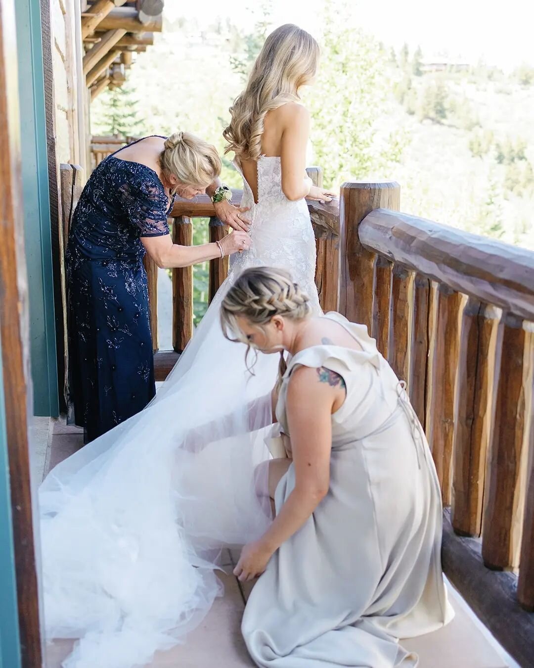 Getting ready will always be my favorite part of the wedding day. 👯🏼&zwj;♀️

Photography: @saraporterphotos
Planning: @kellykarliweddings