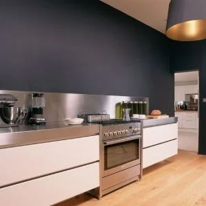 Kitchen--grey-wall--25-Beautiful-Homes