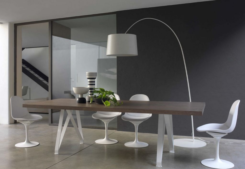 15 - 18 - modern dining table with centrepiece.jpg