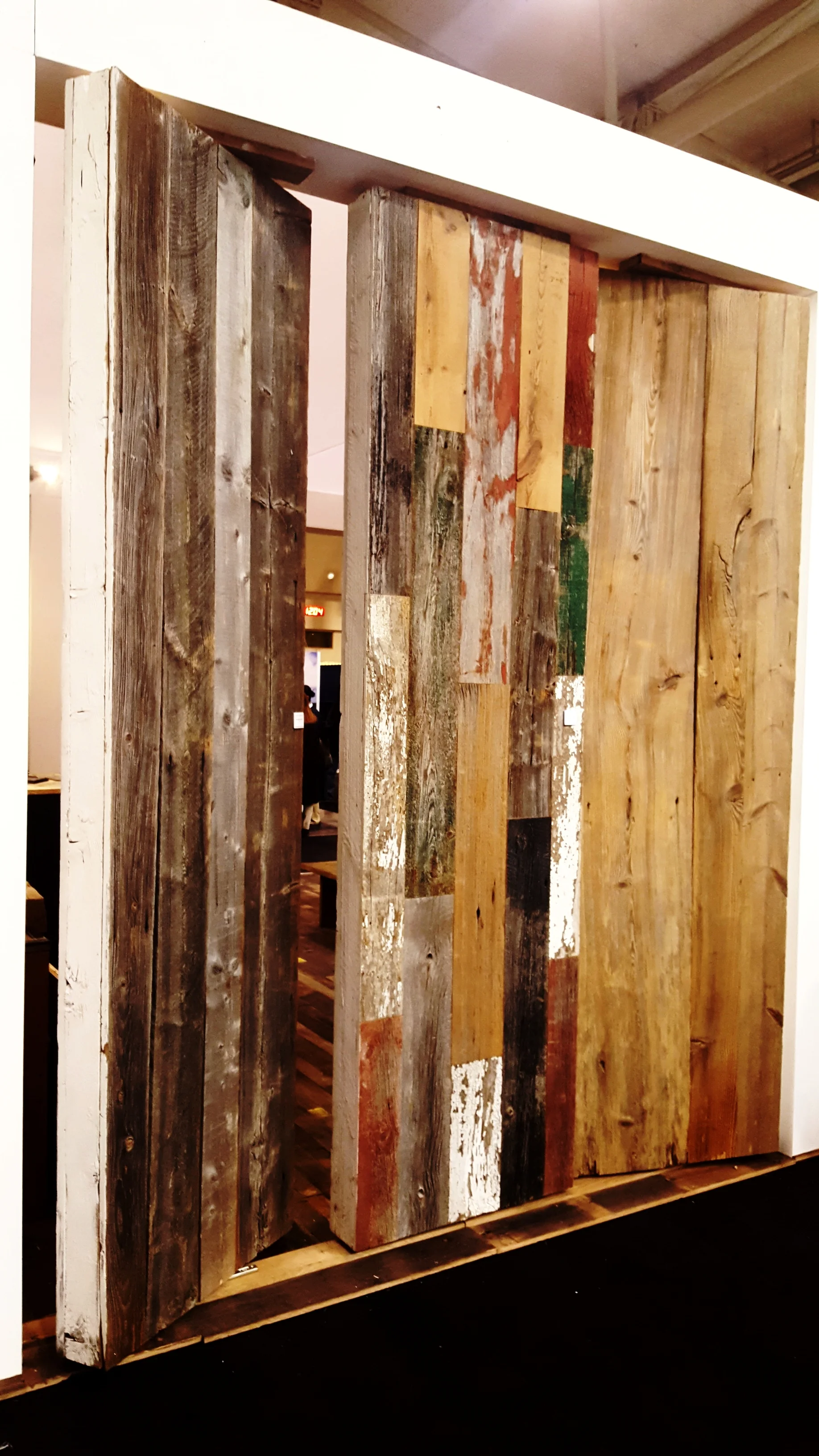 They're still showing one of my favourites - rustic antique plank wood!