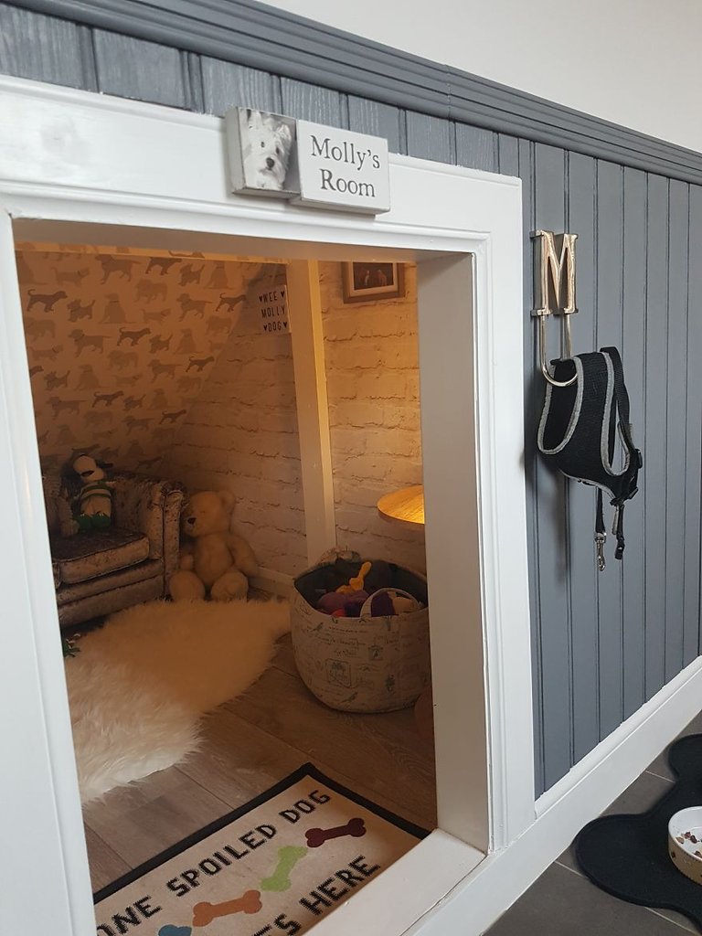  Who says under the stairs is just for storage, kids’ play… or Harry Potter? Cats and dogs alike would love this little space, don’t you think? 