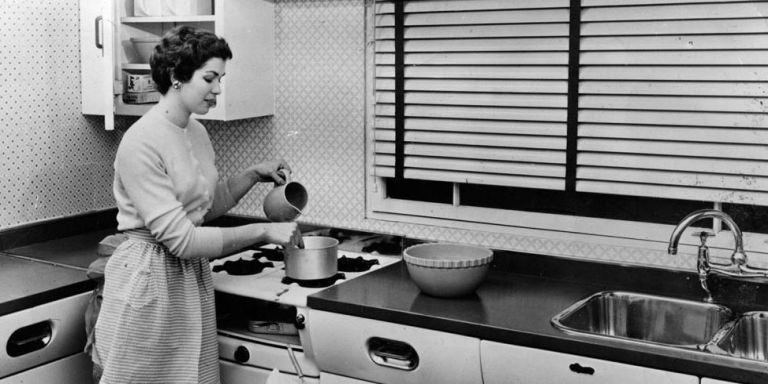 I would still be happy with a kitchen like this from the 1950s!… it’s a classic, black and white. 