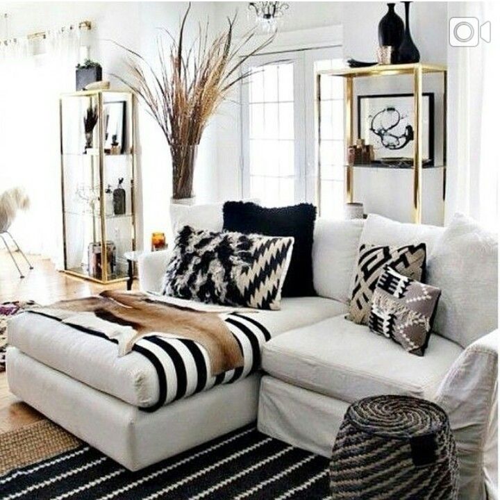 Black and white decor with natural elements mixed in remains popular.