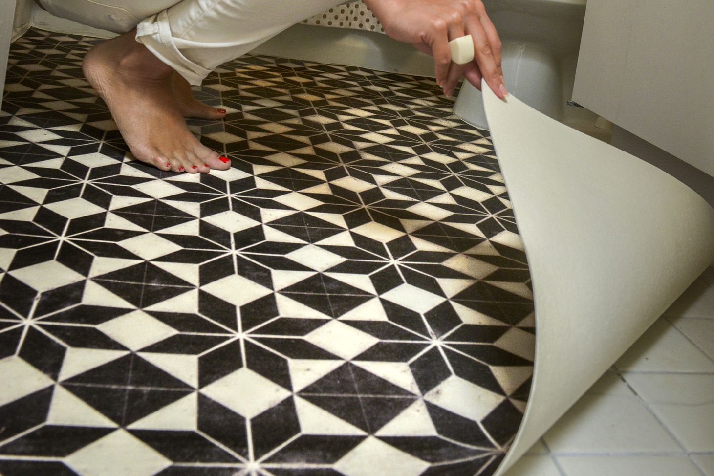 Fast-Fixes-for-Ugly-Floors-via-smallspaces.about.com-579bb3ff3df78c32766549d2.jpg