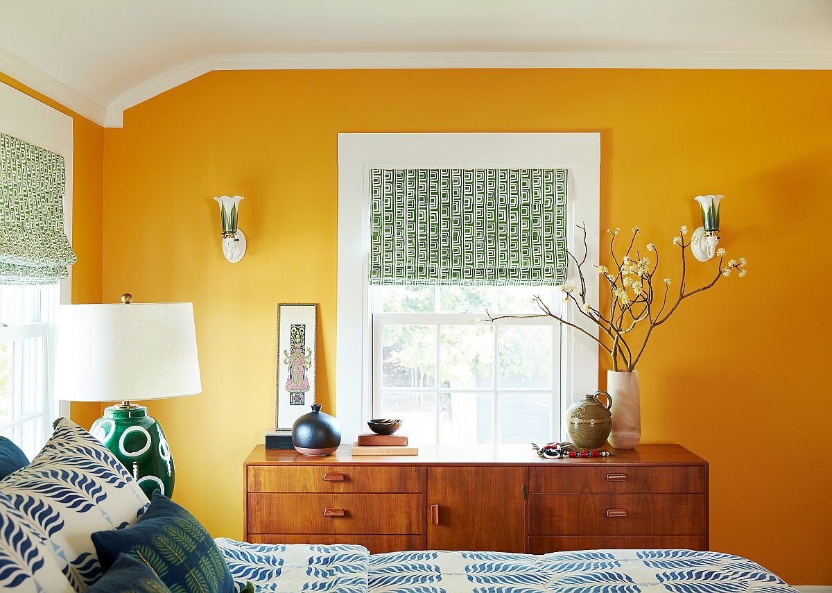 Dashing-dark-yellow-accent-wall-in-the-eclectic-modern-bedroom-makes-a-big-visual-impact-46296.jpg