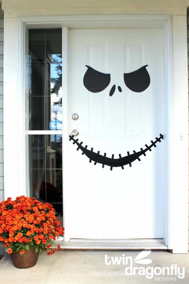 DIY-Halloween-Decoration-For-Spooky-Outdoors-02-1-Kindesign.jpg
