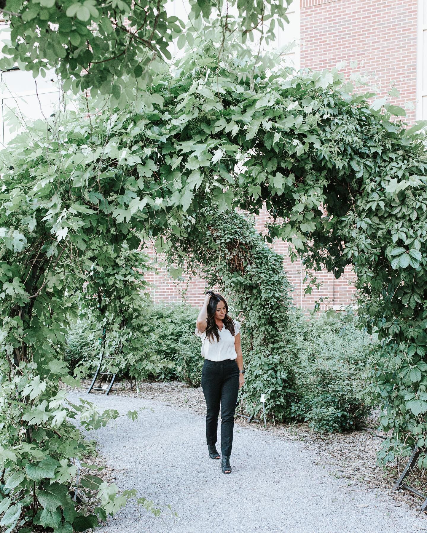 location, location, location⁠
⁠
it&rsquo;s your vision, your ideas and your session! ⁠
⁠
Brandi wanted green + floral backgrounds that represented where she came from and what she worked so hard to achieve. ⁠
⁠
she knew she wanted CSU Oval because it