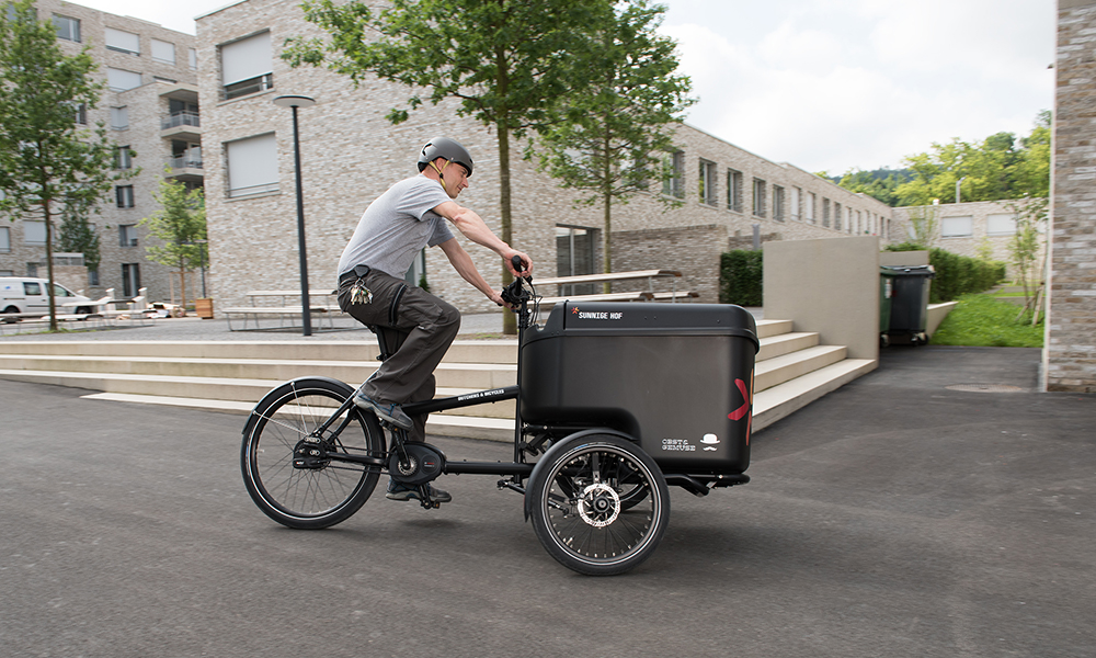 Roman Bieri der Abwart der Siedlungen sunnigehof in Zürich Unterwegs auf dem Cargo-E Bike