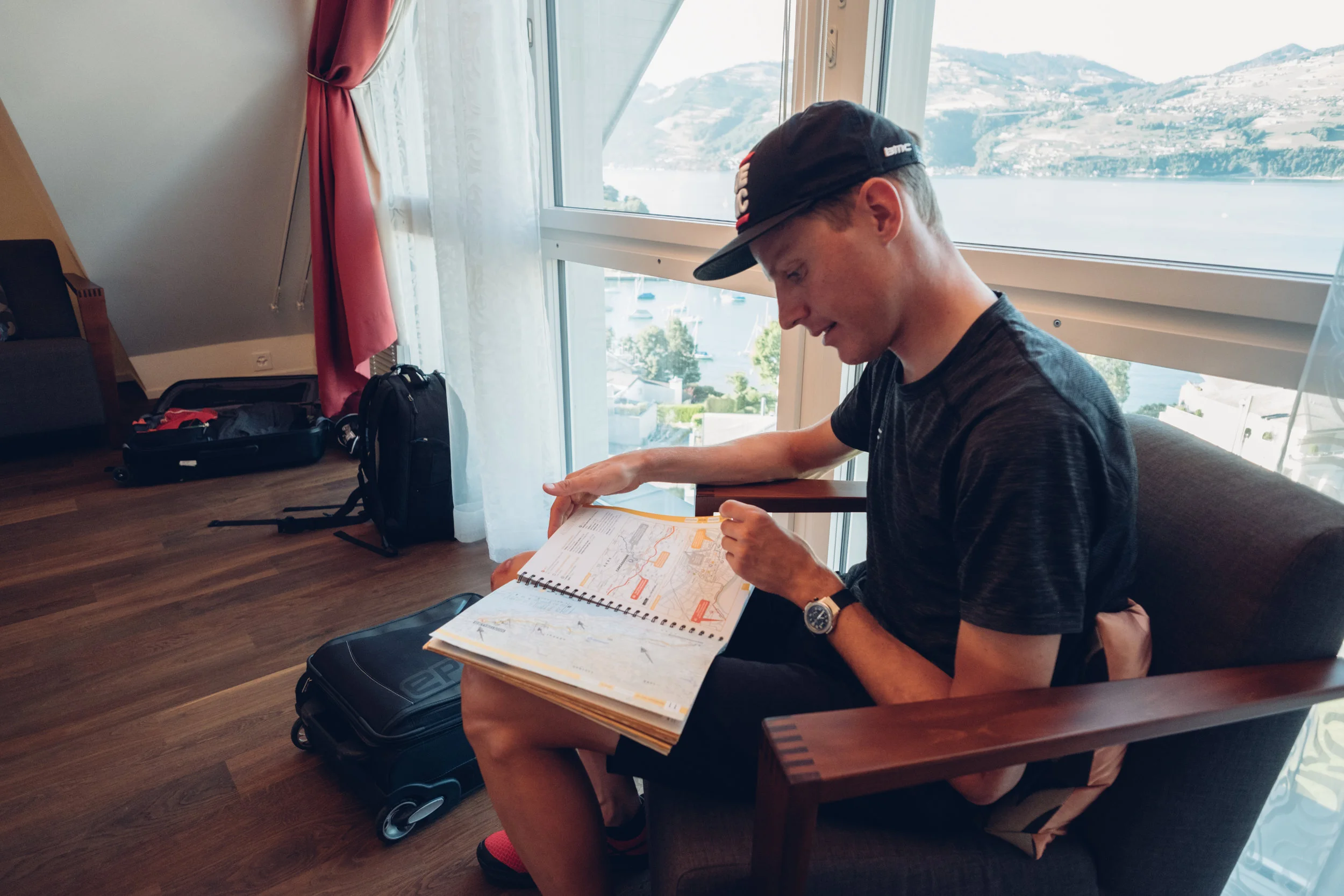 Michael erklärt mir das Tour-buch