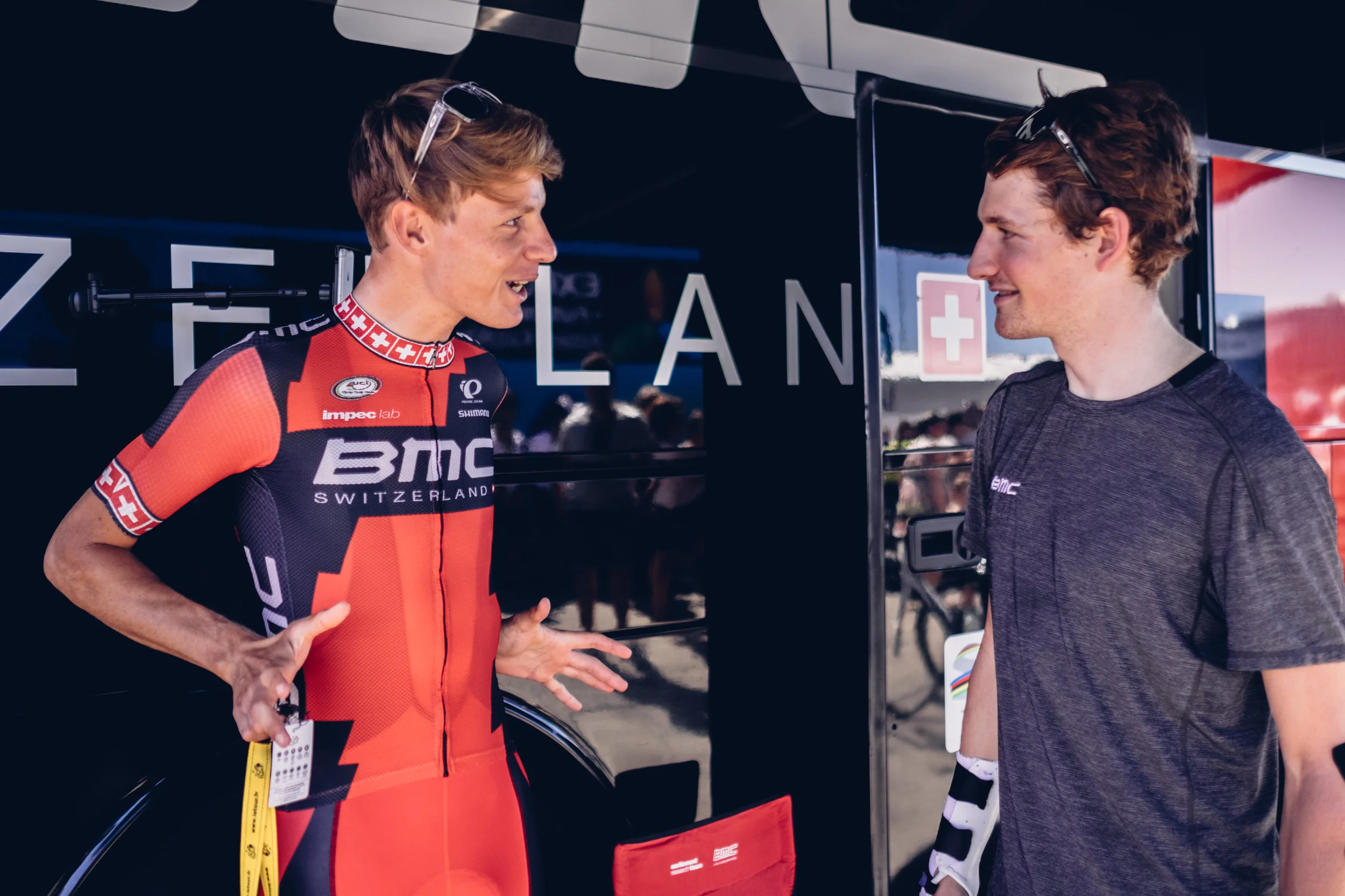 Michale im gesprach mit Stefan Küng vor dem Start 