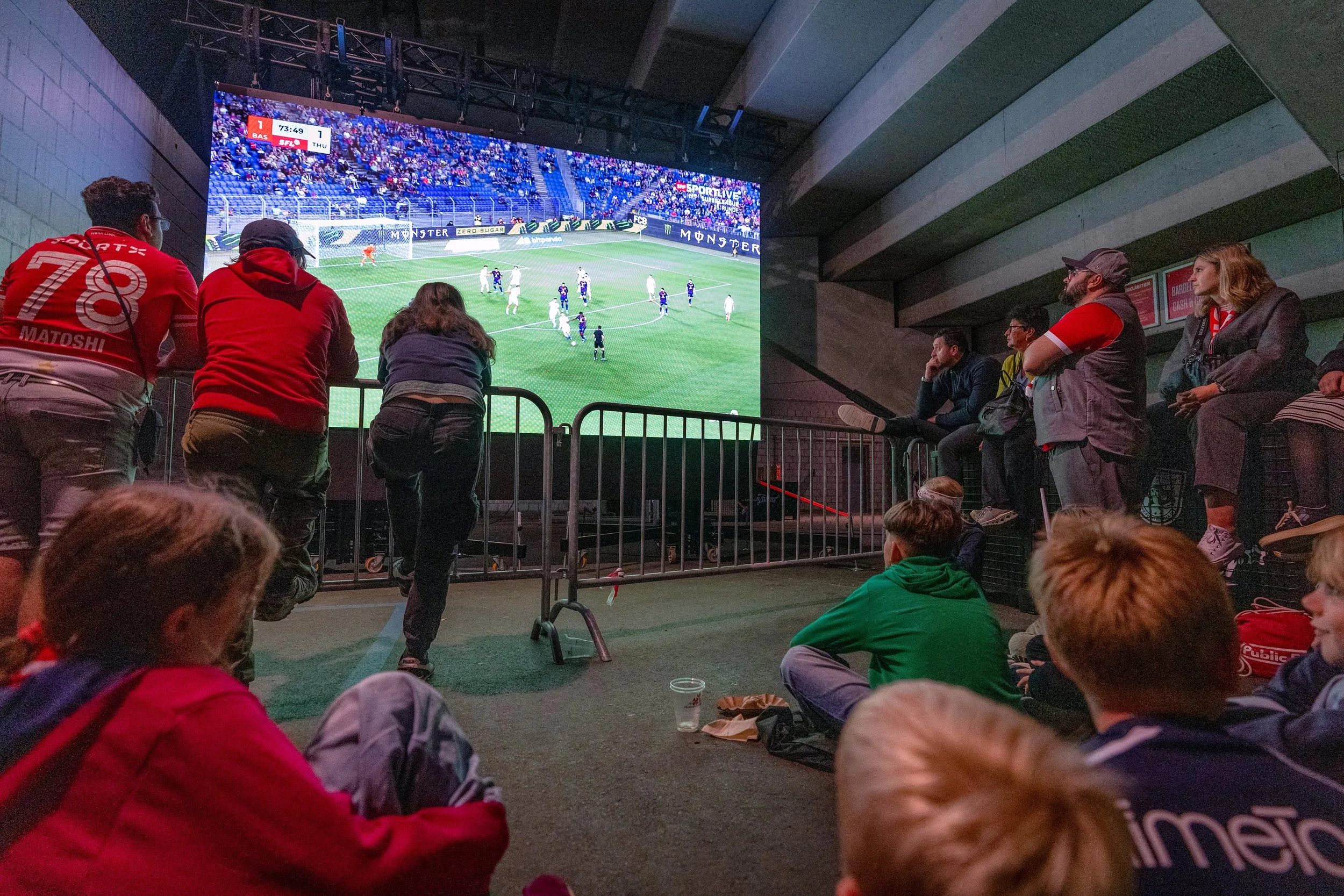 Buchli_Fotografie_Public Viewing in der Stockhorn-Arena  FC Basel - Fc Thun_A1100116A.jpg