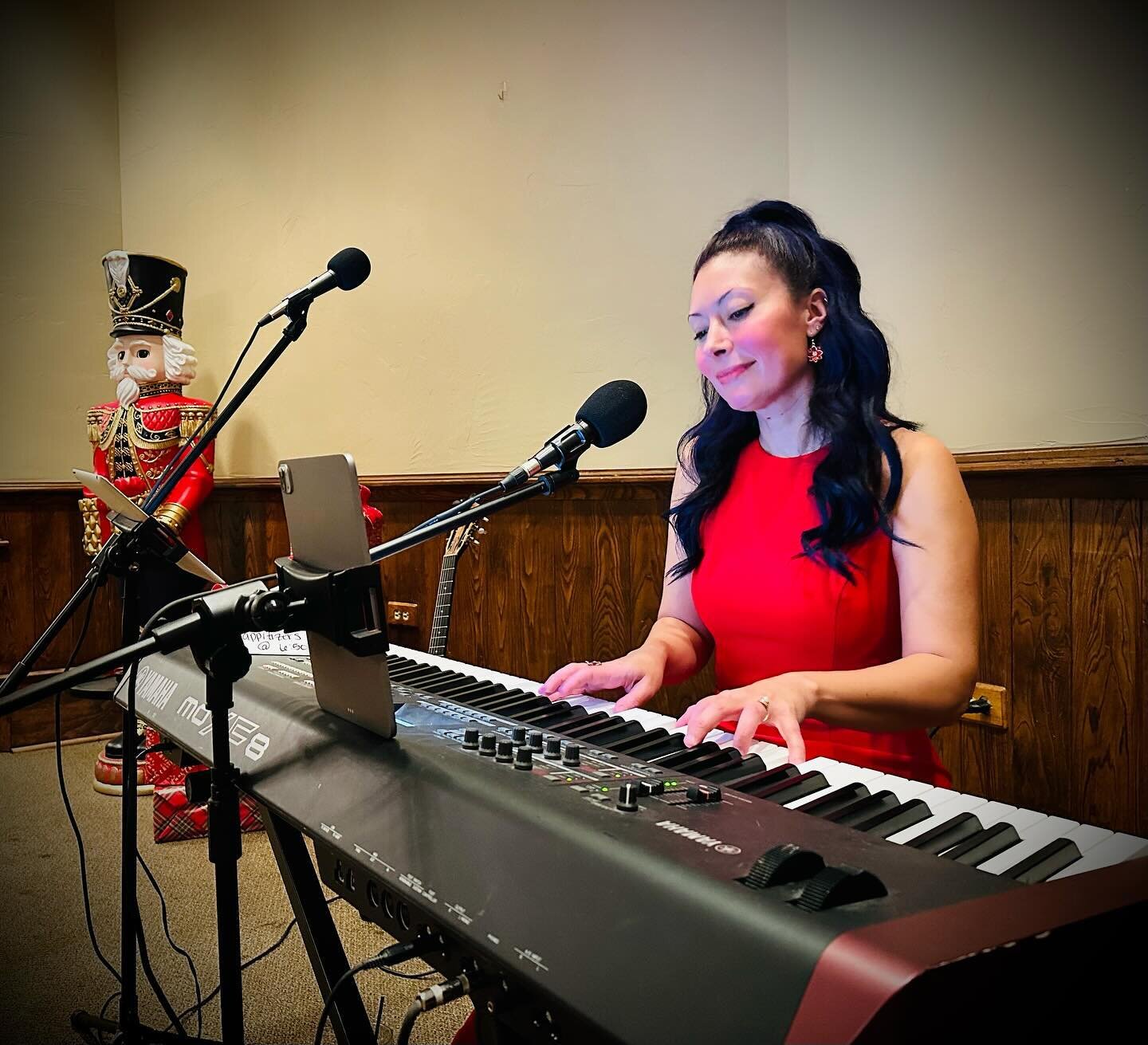 🎶❤️💃🏻 I had the holly, jolliest time playing holiday tunes for the Corsicana Country Club&rsquo;s Christmas Cocktail hour!!! Thank y&rsquo;all for inviting me to perform @corsicanacc. It was such a festive and fantastic night! 🎄
.
.
.
#christmass