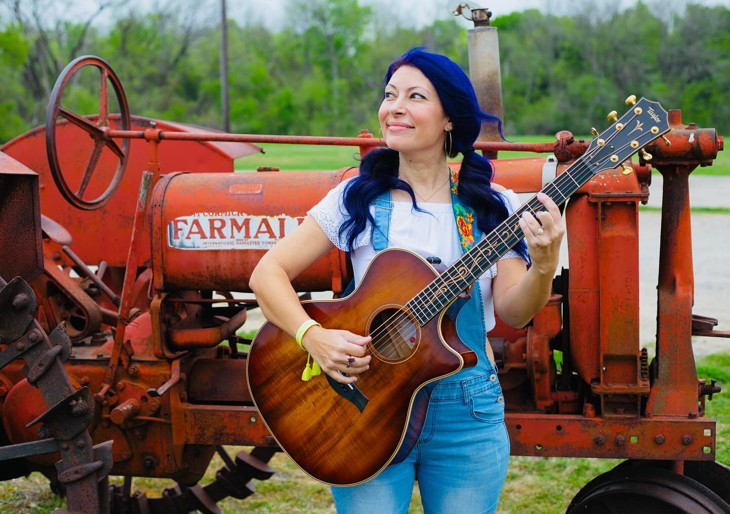 🚜🖤🤠Twenty years in Texas and this is the closest I&rsquo;ve come to driving a tractor&hellip;😝