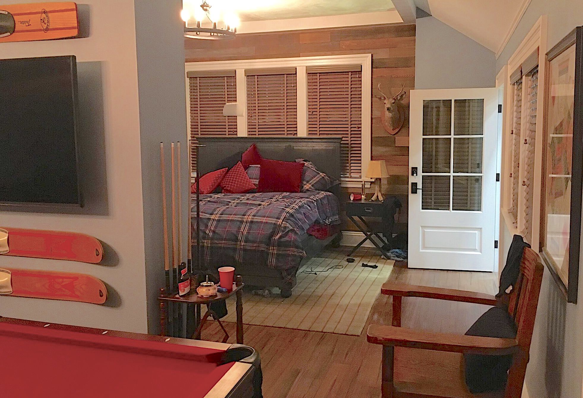  Int. Harry’s Bedroom 