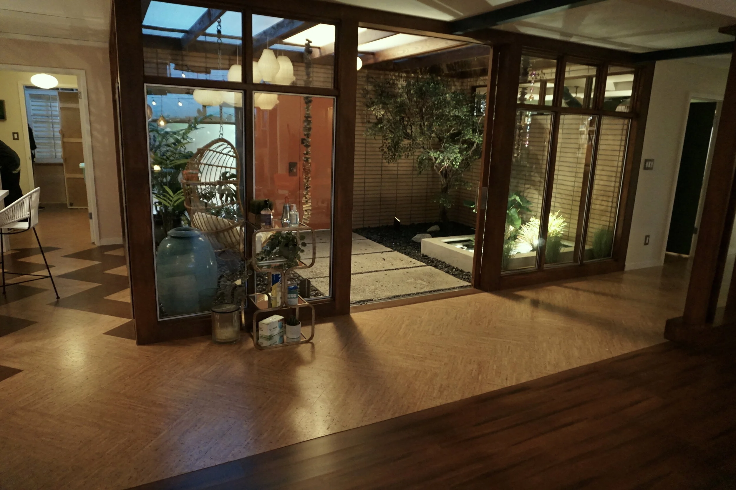 atrium to frontdoor.JPG