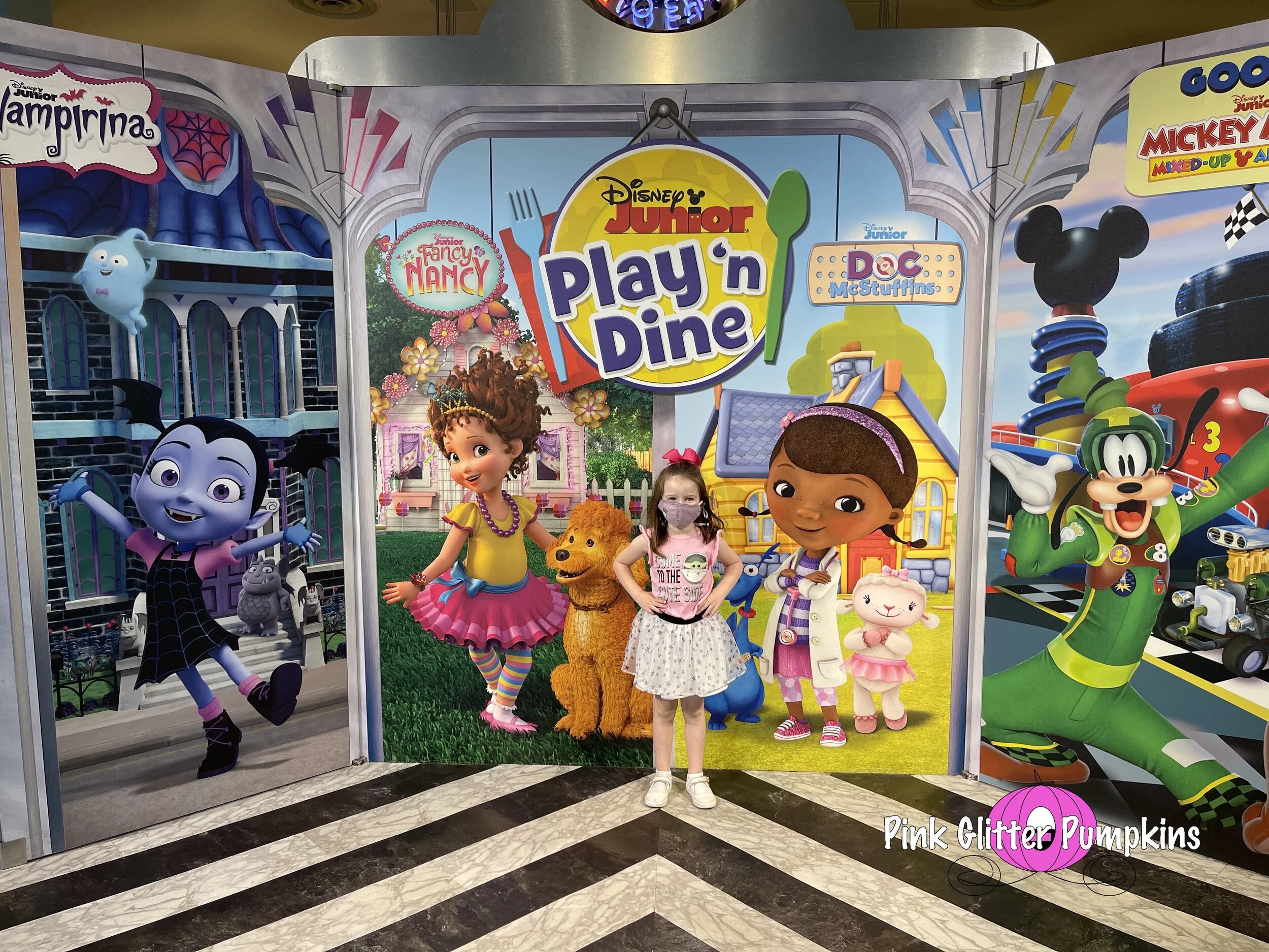 Hollywood and Vine Play 'n Dine