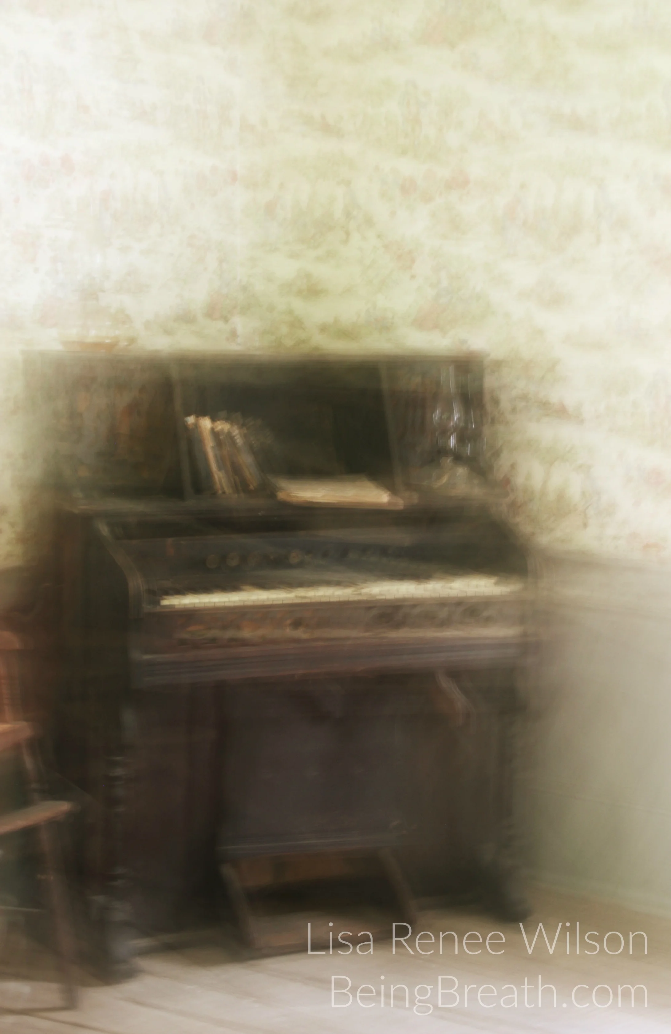 Art_Photo_WM_IMG_0920_OldPiano.jpg