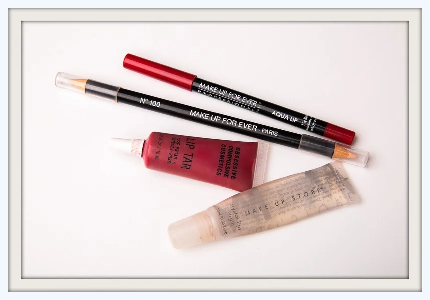 Для макияжа губ использовала: карандаш для губ AQUA LIP номер 8с Make Up For Ever, карандаш консилер CONCEALER PENCIL Make Up For Ever, помада LIP TAR, оттенок NSFW Obsessive Compulsive Cosmetics и блеск для губ CRYSTAL LIPS VIRGIN Make Up Store.