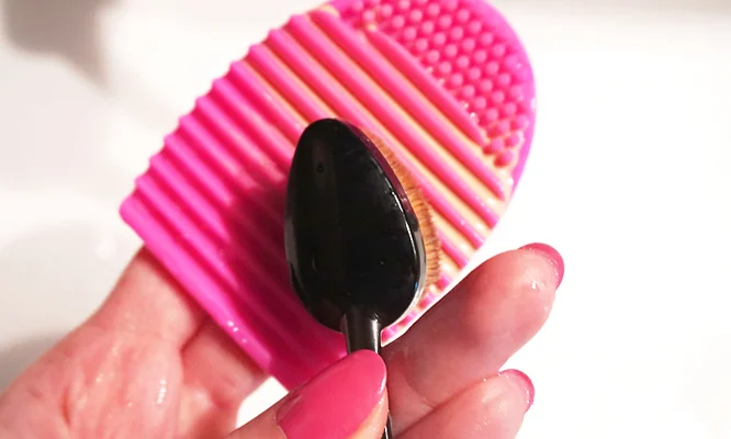 Моем кисти с Brushegg!