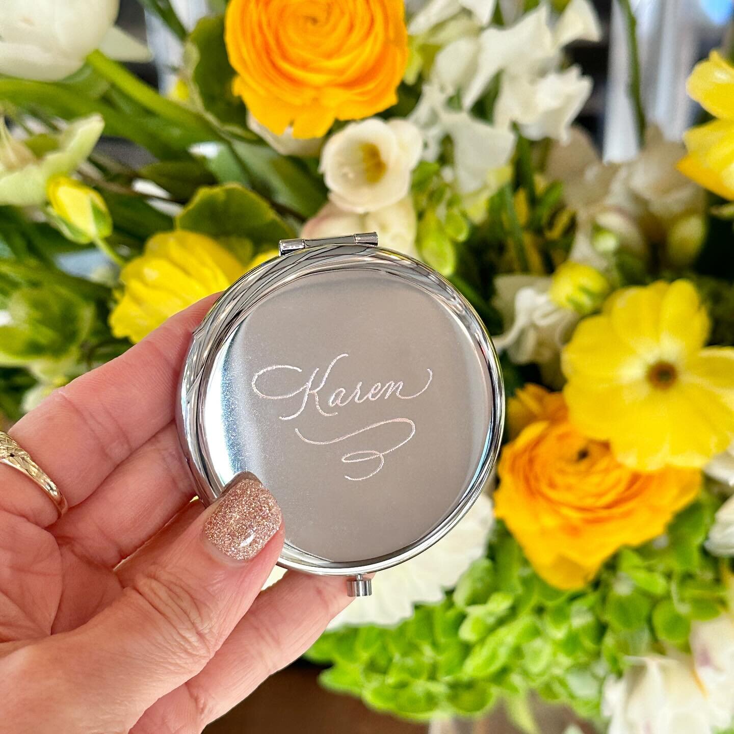 Compact mirror engraving for @supergoop , for the launch event for their new Mineral Unseen Sunscreen, hosted by @iluvsarahii. 

#lacalligrapher #losangelesengraver #losangelescalligrapher #experientialmarketing #brandactivation #productlaunch #super