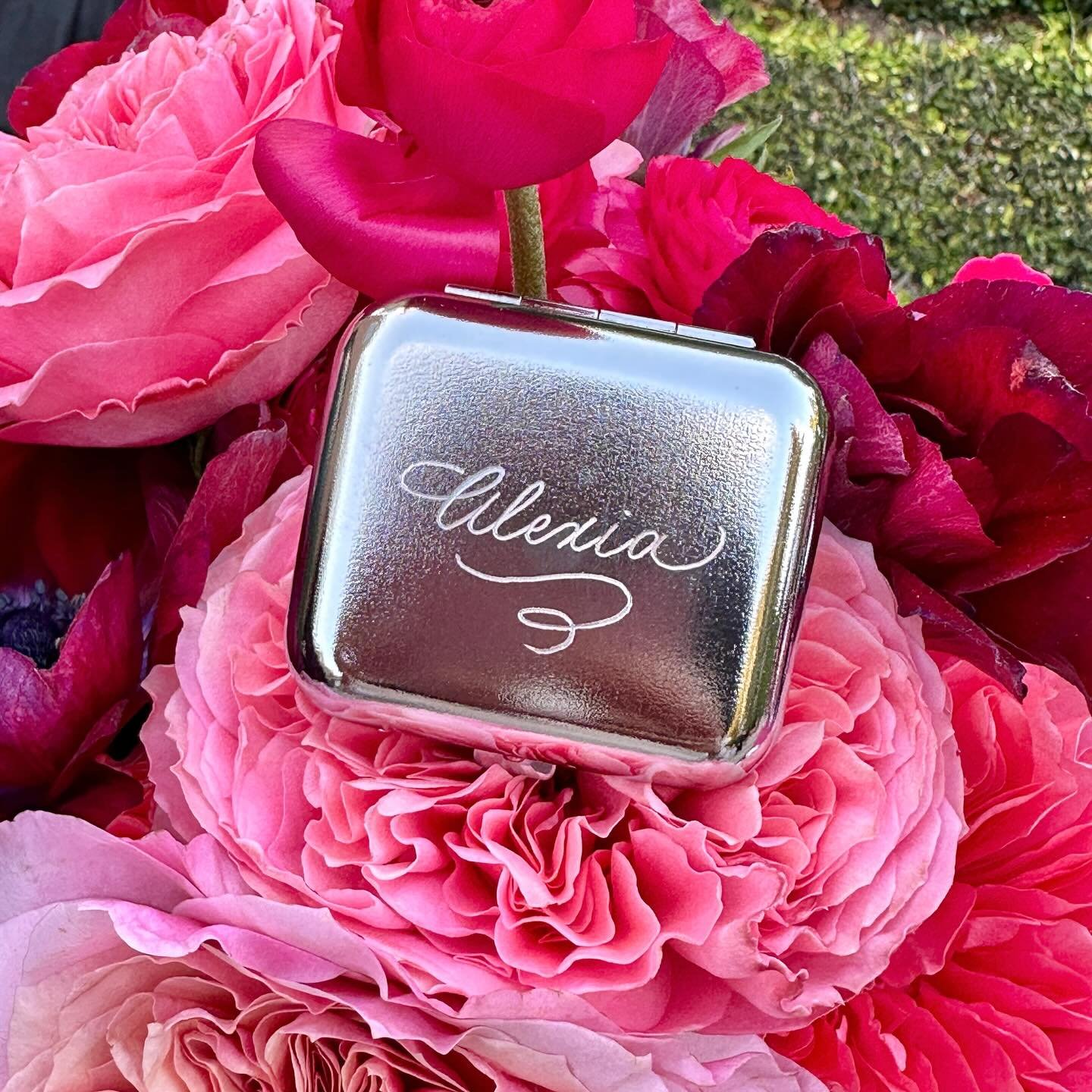 Instead of traditional party favors, elevate your party gifting experience with a live event artist who can personalize items and make the gifting experience more meaningful to the guests. 🎁

I personalized these stainless steel ash tray containers 