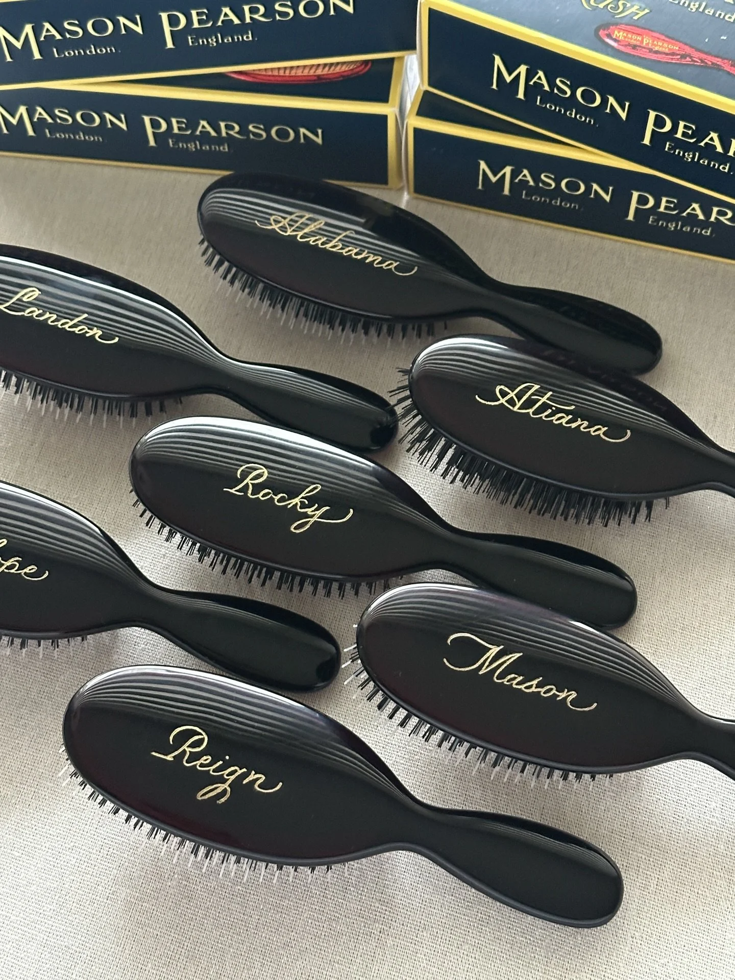 Can you guess which celebrity mom I personalized these @masonpearsonbros hair brushes for? 

#losangelescalligrapher #losangelesengraver #personalizedgifts #masonpearson