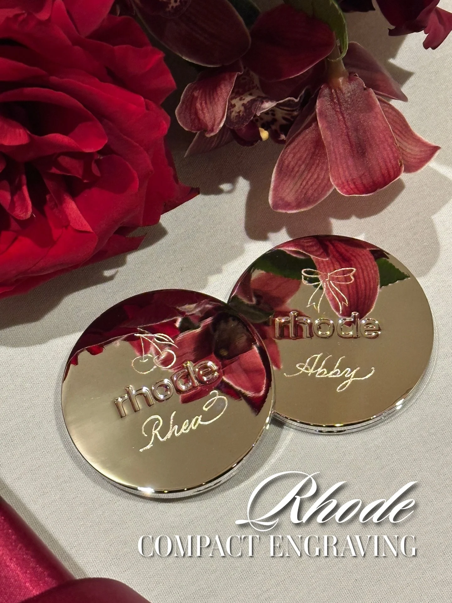 Of course a beauty brand knows how to host a stunning holiday celebration 🤍

I personalized 65+ compacts for Rhode, with guests choosing a word and a sweet little icon for a truly personal keepsake.

#losangelesengraver #losangelescalligrapher #rhod